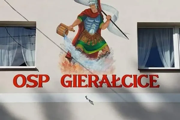 Pożar samochodu i ścierniska w Gierałcicach – interwencja strażaków