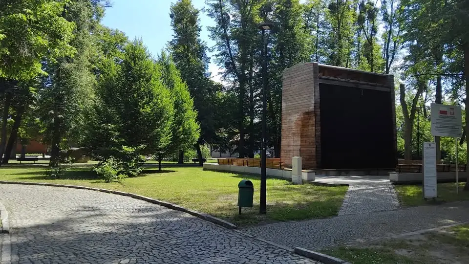 Rusza rewitalizacja parku w Łambinowicach – podpisano umowy na pierwsze prace