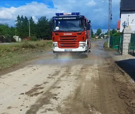 Usuwanie skutków podtopień w Bodzanowie – wspólna akcja służb