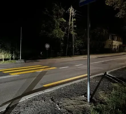 Głuchołazy: przejście dla pieszych kończy się w rowie – absurd na drodze przy cmentarzu