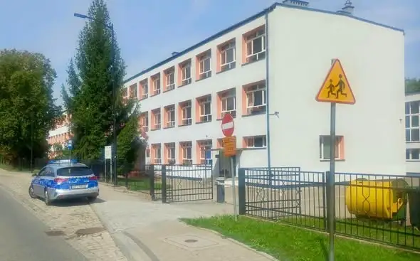 Policja z Nysy kontroluje oznakowanie przed szkołami – ostatni weekend wakacji