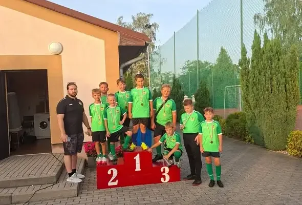 Młodzi piłkarze zagrali dla Wojtka – sportowe serca na pikniku w Łambinowicach
