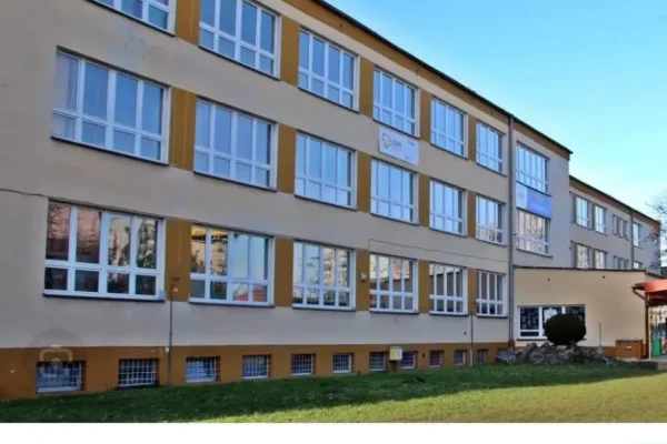 Klasa 1d z Nysy tworzy podwodne światy – kreatywne akwaria z rybkami