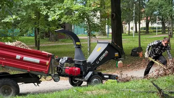 Prace porządkowe w Wójcicach – gmina dba o wspólną przestrzeń