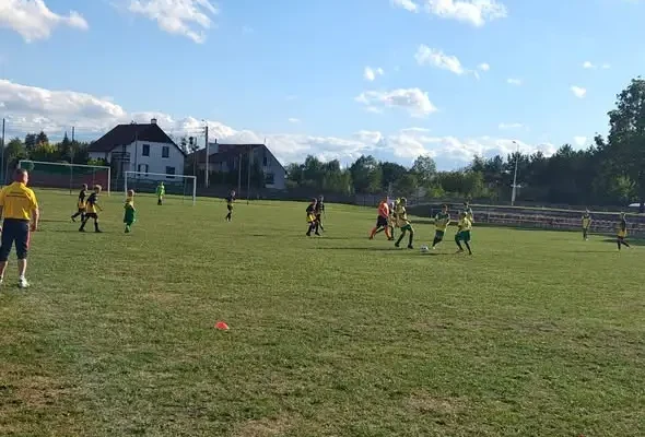 Młodziki z pierwszym ligowym meczem – cenna lekcja mimo porażki
