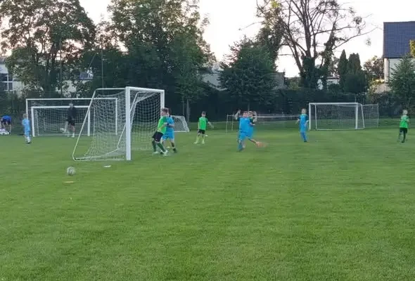 Sparing orlików w Niemodlinie: emocje i dobra zabawa na boisku