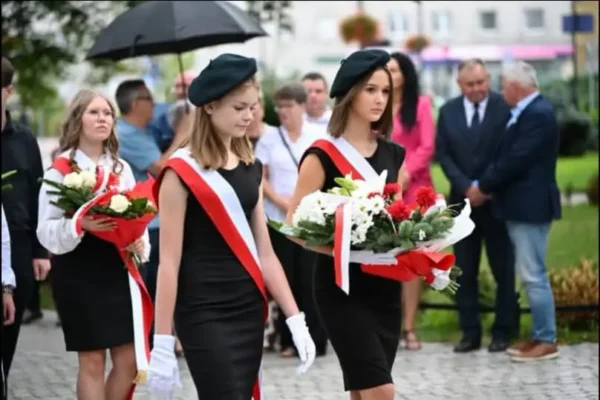 Uczniowie SP10 w Nysie uczcili 87. rocznicę wybuchu II wojny światowej
