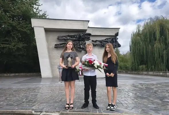 Uczniowie z Łambinowic uczcili 87. rocznicę wybuchu II wojny światowej