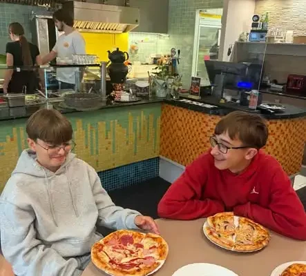 Klasa 7D ze szkoły w Nysie świętowała Dzień Chłopaka na warsztatach pizzy