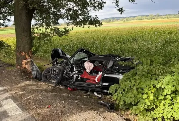Wypadek na drodze powiatowej nr 16050. Kierowca uderzył w drzewo, lądowało LPR