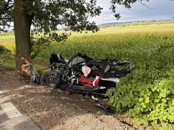 Wypadek na drodze powiatowej nr 16050. Kierowca uderzył w drzewo, lądowało LPR