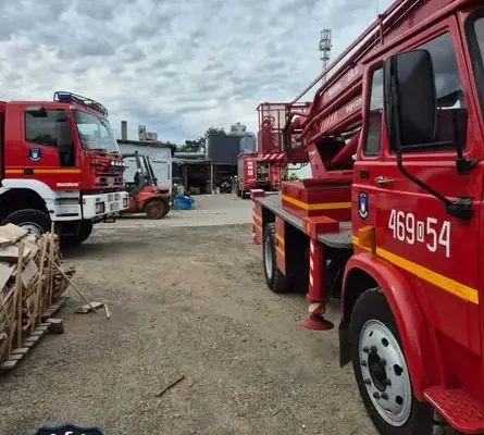 Pożar maszyny w zakładzie stolarskim – interwencja strażaków