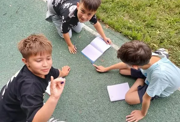 Czwartoklasiści z SP 5 odkrywają przyrodę wokół szkoły