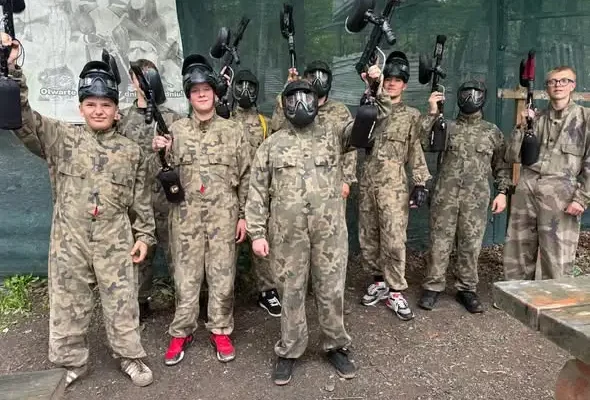 Druhowie z OSP Otmuchów integrowali się na polu paintballowym w Prudniku