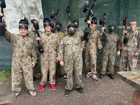 Druhowie z OSP Otmuchów integrowali się na polu paintballowym w Prudniku