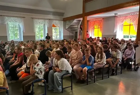 Bezpieczny powrót do szkoły – policjant i strażak odwiedzili uczniów