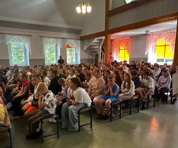 Bezpieczny powrót do szkoły – policjant i strażak odwiedzili uczniów