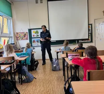 Policja odwiedziła uczniów klas 1a i 3d – lekcja bezpieczeństwa w SP10 Nysa