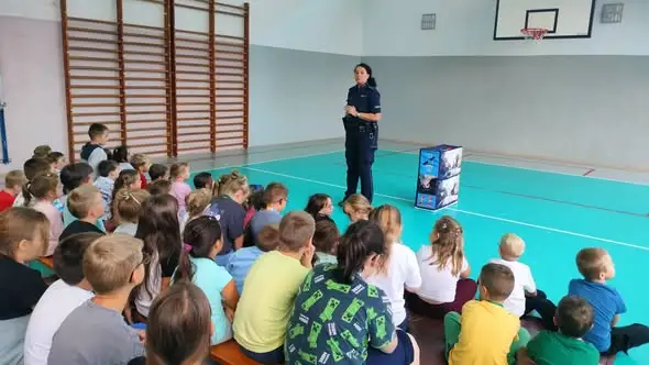 Bezpieczna droga do szkoły: policjantka spotkała się z uczniami klas I–III