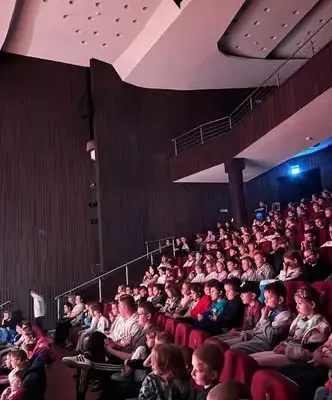 Uczniowie klas 1–3 z Nysy obejrzeli „Czerwonego Kapturka” w Nyskim Domu Kultury