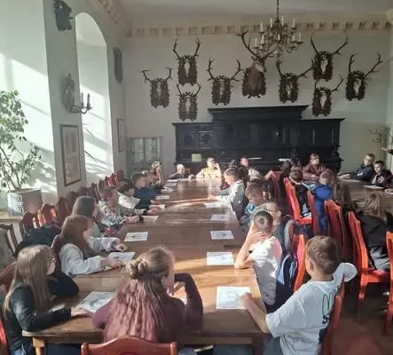 Uczniowie z klas 5 i 6 odkrywali tajniki genealogii w Zamku Piastów Śląskich