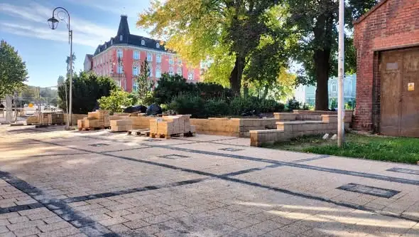 Skwer im. Kawalerów Orderu Uśmiechu w Głuchołazach odzyskuje blask po powodzi