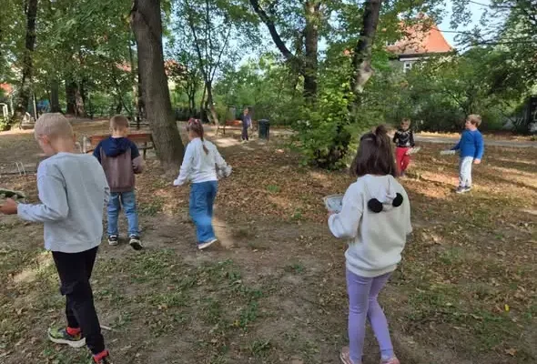 Jesienne zajęcia w terenie: klasa 1 uczyła się ważyć i mierzyć w parku