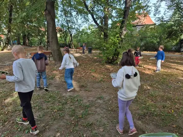 Jesienne zajęcia w terenie: klasa 1 uczyła się ważyć i mierzyć w parku