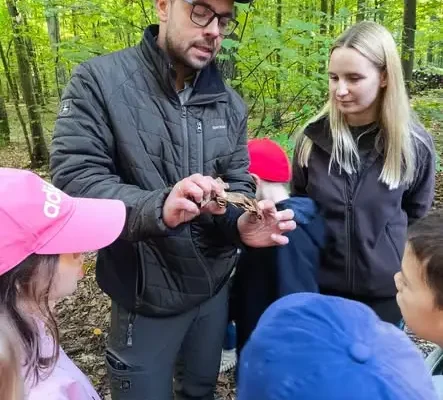 Lekcja w lesie: uczniowie klas 1–3 poznawali przyrodę na polanie