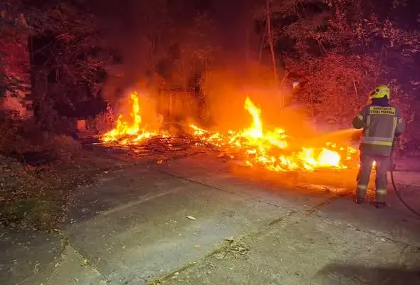 Pożar odpadów i ściółki leśnej między Łambinowicami a Sowinem