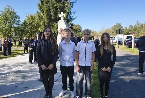 Uczniowie oddali hołd Powstańcom Warszawskim – jeńcom Stalagu 344 Lamsdorf