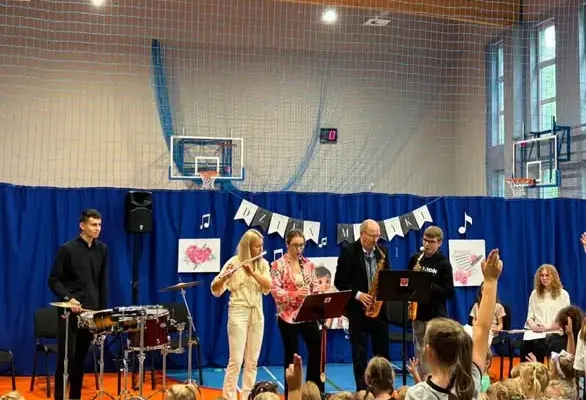 Koncert umuzykalniający w Niwnicy: sekcja dęta zachwyciła uczniów