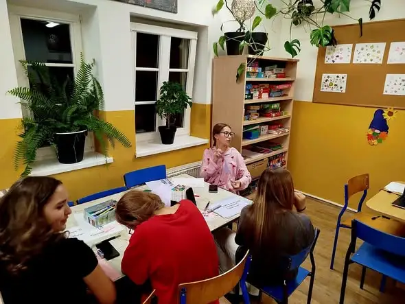 Nocna integracja klasy 8 w Platerówce – zabawa, nauka współpracy i wspólne wspomnienia