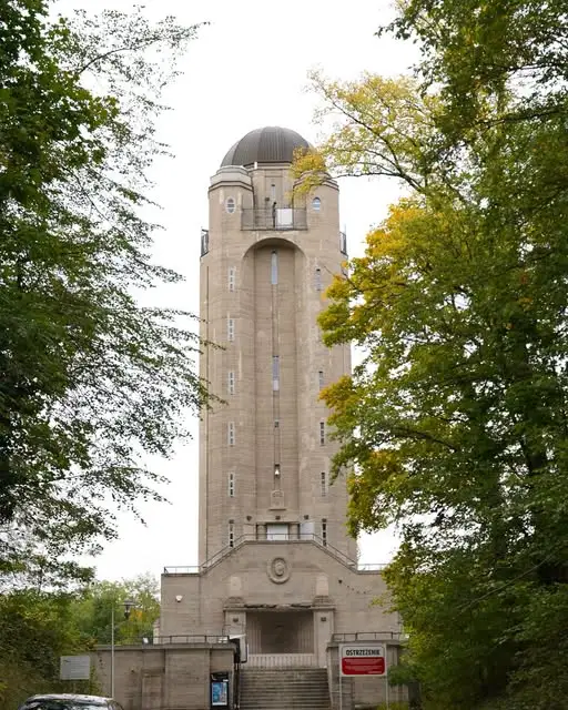 Nyska Wieża Ciśnień z 1907 roku – od wodociągów do punktu widokowego