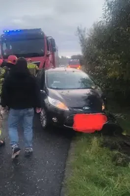 Kolizja w Markowicach. Auto z dwiema osobami w rowie, akcja służb