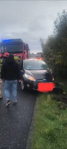 Kolizja w Markowicach. Auto z dwiema osobami w rowie, akcja służb