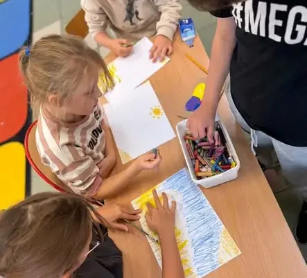 Kreatywna świetlica: uczniowie klas 2 i 3 odkrywali moc linii w malarstwie