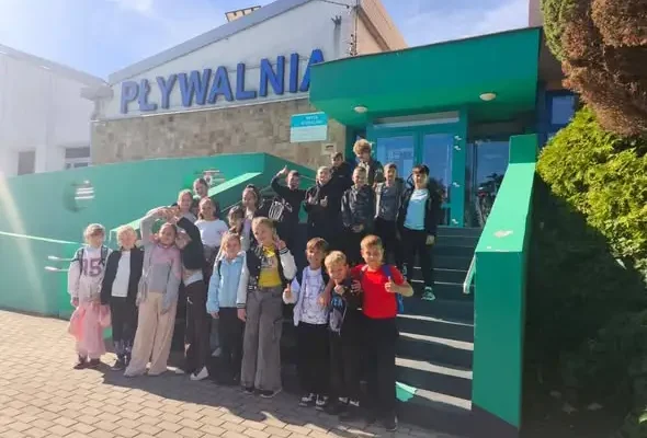 Uczniowie z klas IV–VI doskonalili pływanie na basenie w Nysie