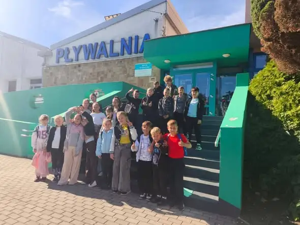 Uczniowie z klas IV–VI doskonalili pływanie na basenie w Nysie