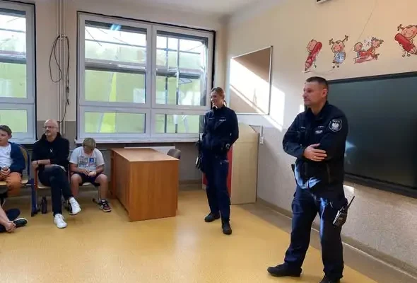 Policjant odwiedził najmłodszych uczniów. Lekcja o bezpieczeństwie w szkole i na drodze