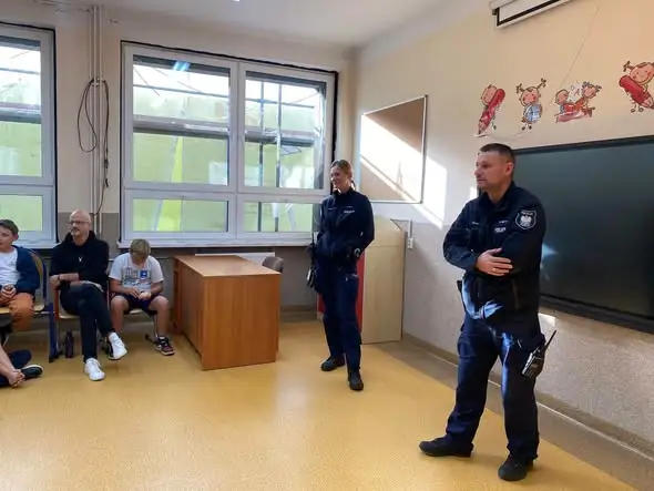 Policjant odwiedził najmłodszych uczniów. Lekcja o bezpieczeństwie w szkole i na drodze