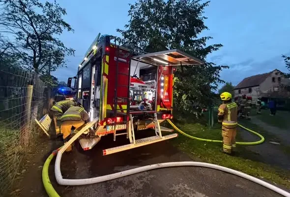 Pożar na poddaszu w Spinach – akcja strażaków z powiatu nyskiego