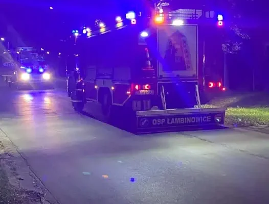 Wspólna akcja strażaków z Lambinowic i Bielic – pomoc w zniesieniu pacjenta