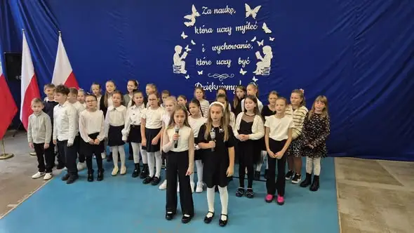Dzień Edukacji Narodowej w PSP w Łambinowicach – uczniowie podziękowali nauczycielom