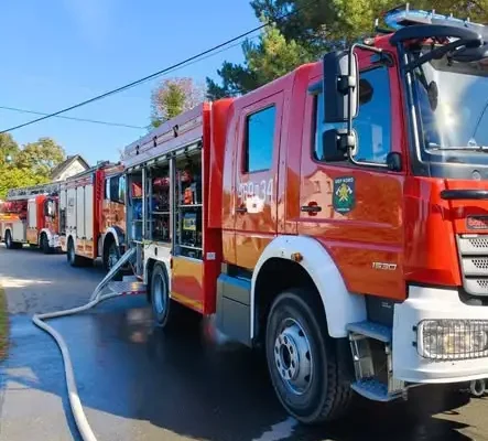 Pożar domu w Makowicach. Na miejscu działało co najmniej 8 zastępów straży pożarnej