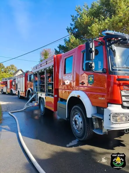 Pożar domu w Makowicach. Na miejscu działało co najmniej 8 zastępów straży pożarnej
