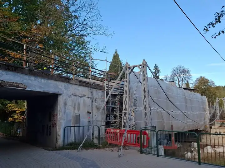 Remont wiaduktu nad Alejką ks. Skowronka w Głuchołazach – zamknięte przejście