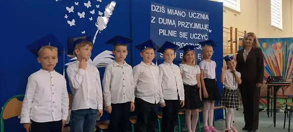 Ślubowanie pierwszoklasistów w Kamienniku podczas Dnia Edukacji Narodowej