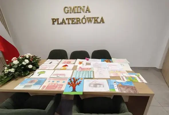 Uczniowie z Platerówki podarowali wójtowi własnoręcznie wykonaną książeczkę
