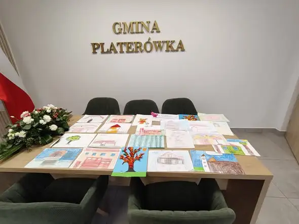 Uczniowie z Platerówki podarowali wójtowi własnoręcznie wykonaną książeczkę